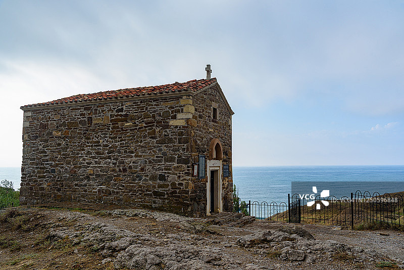 阴天，热那亚要塞防御塔旁的十二使徒教堂图片素材