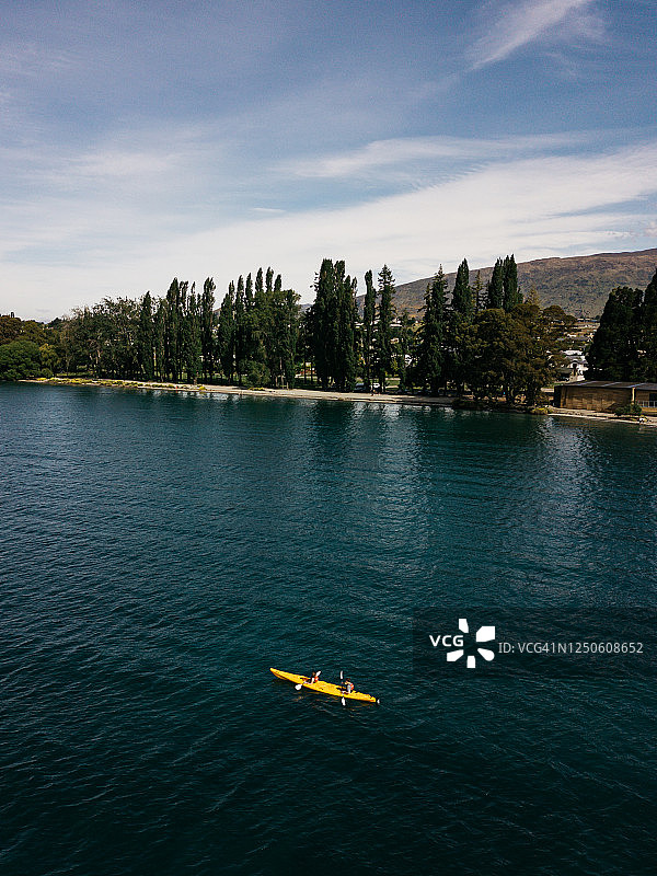 在新西兰瓦纳卡湖上划皮划艇图片素材