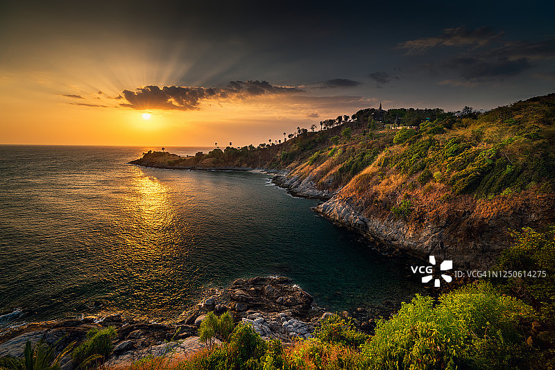 泰国普吉岛海景风光，普罗姆帖海角安达曼海日落全景自然景观，泰国南部壮丽天空的自然海景图片素材