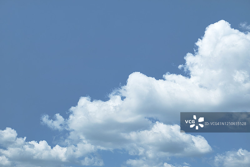 晴朗夏日，蔚蓝天空中的白色积云，特写图片素材