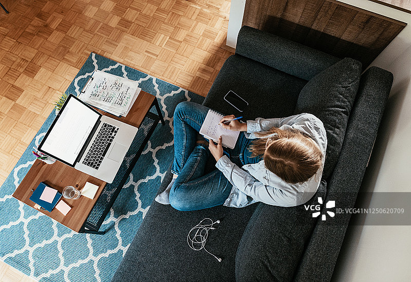 疫情隔离期间在家做自由职业的Z世代女性图片素材