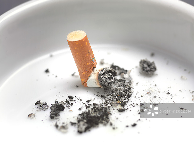 烟灰缸里的烟头图片素材