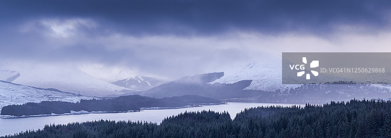 图拉湖及周边群山图片素材