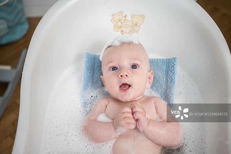 婴儿洗澡图片素材