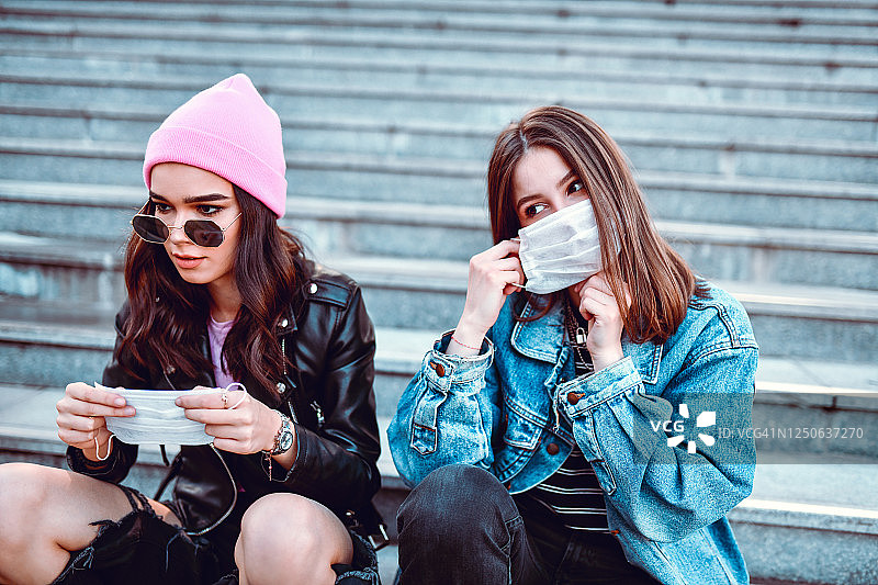 女人戴口罩防护新冠病毒图片素材