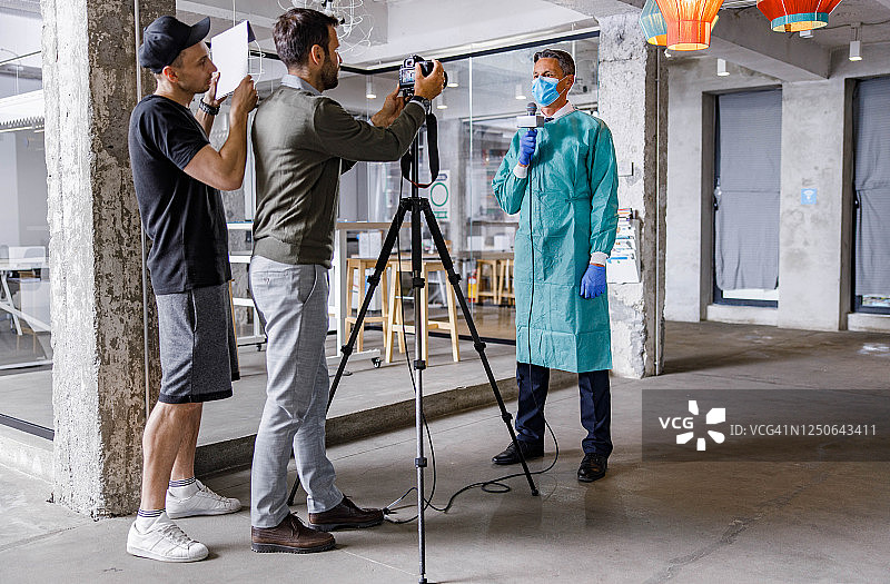 电视节目与现实的差异图片素材