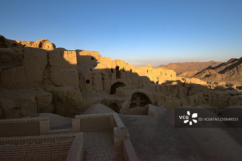 伊朗亚兹德省哈拉纳克荒凉的泥砖古老中东山村图片素材