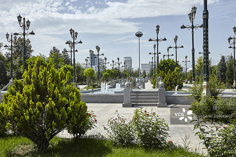 土库曼斯坦阿什哈巴德市中心的大型美丽公共公园图片素材