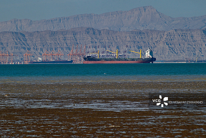 伊朗格什姆岛达尔加罕的沙希德·拉贾伊港的低潮位大型货船图片素材