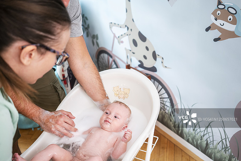 婴儿洗澡图片素材