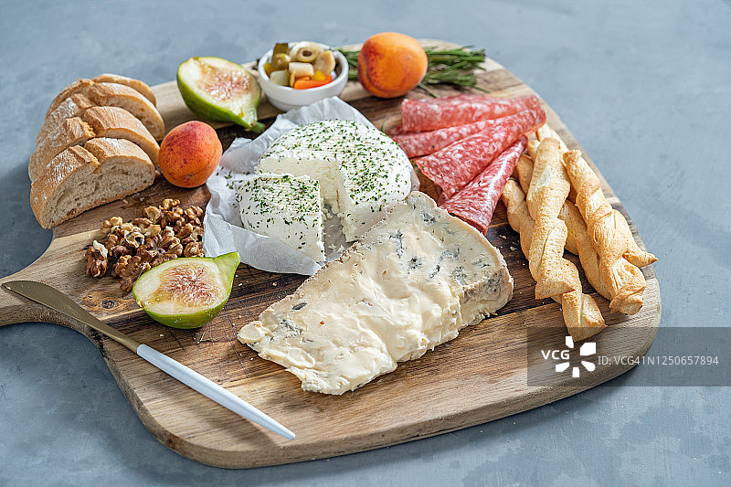 奶酪、面包和萨拉米拼盘图片素材