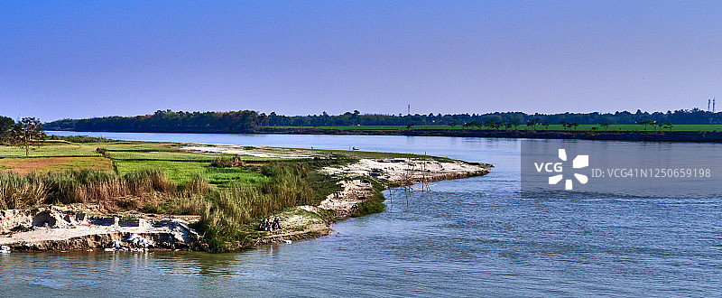 印度恒河支流胡格利河沿岸的乡村风光图片素材