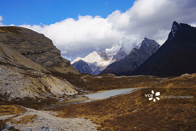 中国亚丁山五色海最高湖泊图片素材