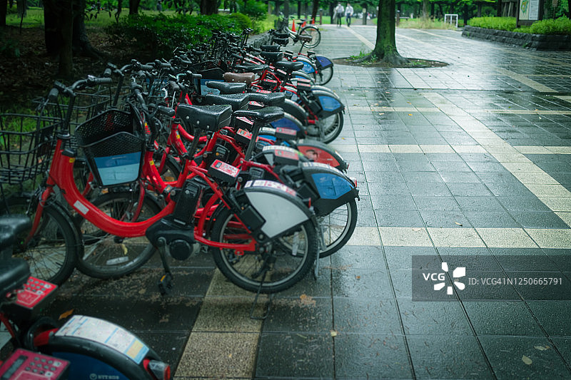 雨中的东京城市景观图片素材