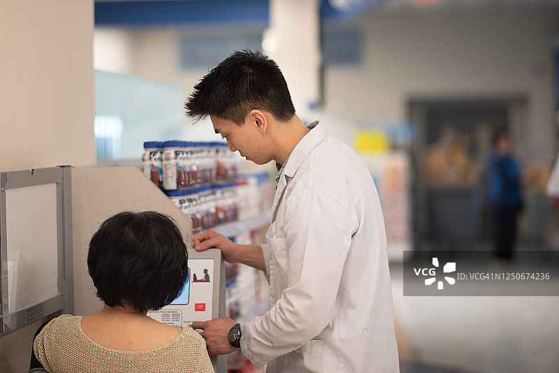 在药房测量血压图片素材