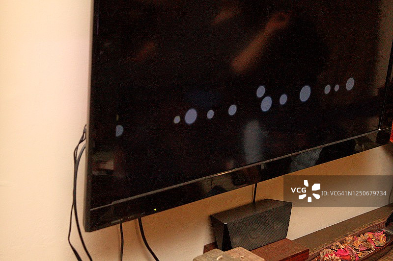 LED电视屏幕上出现点或斑点并损坏了屏幕图片素材