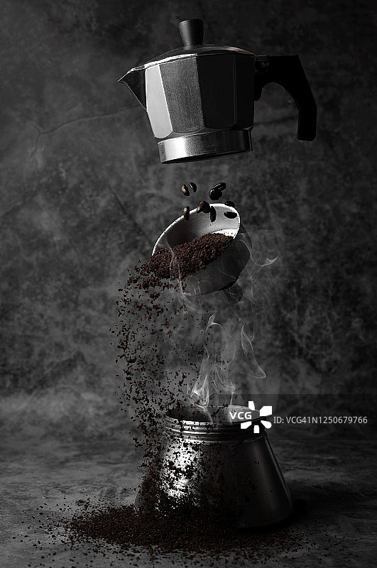 摩卡壶咖啡机和咖啡豆掉落图片素材