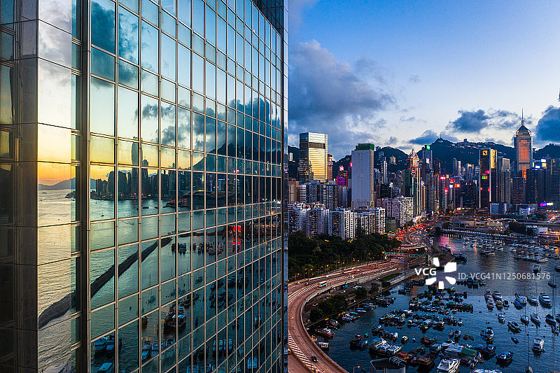 现代办公楼玻璃幕墙细节图片素材