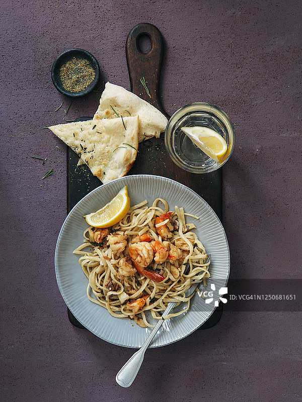 蒜蓉黄油虾仁扁面条图片素材