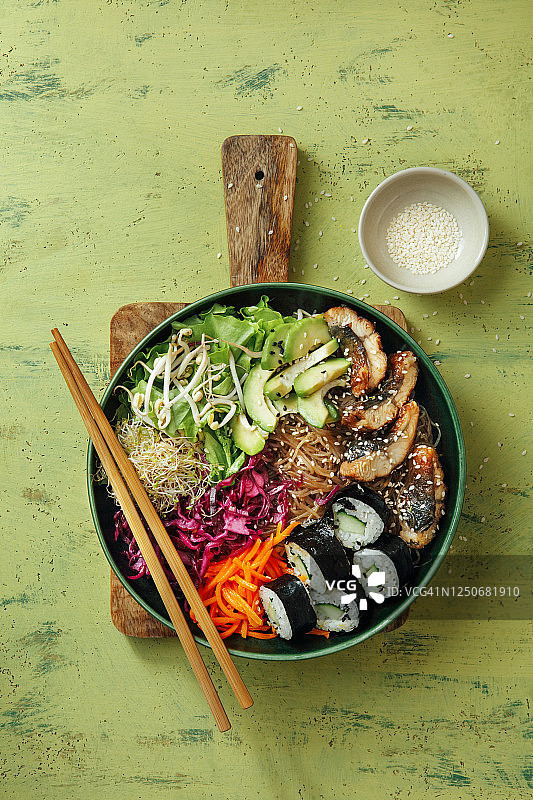 自制波奇面沙拉配鳗鱼图片素材