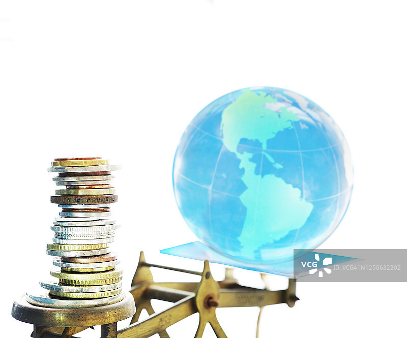 地球和天平上的钱币图片素材