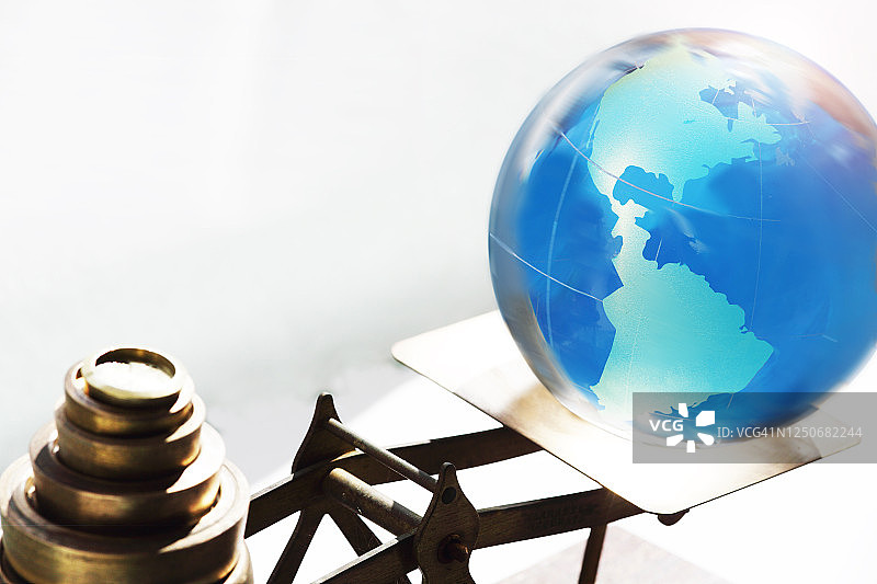 称量地球图片素材