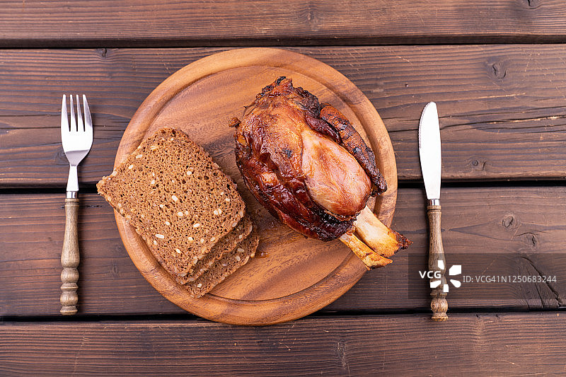 木制砧板上的烤猪肘图片素材