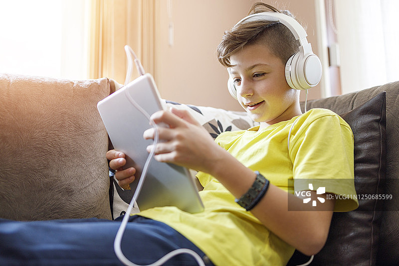 儿童在家使用平板电脑图片素材