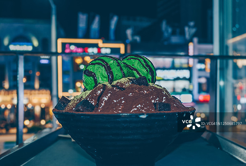 新鲜制作的抹茶巧克力冰沙，夜景背景图片素材