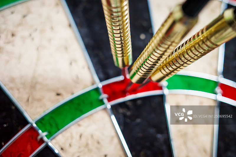 红色三倍二十飞镖图片素材