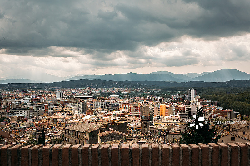 赫罗纳市上空的暴风雨天空图片素材