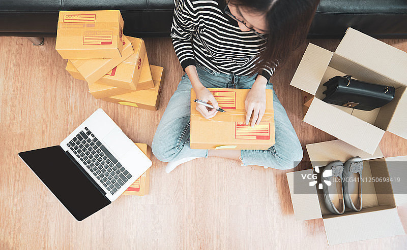 在线销售商品的年轻女商人图片素材