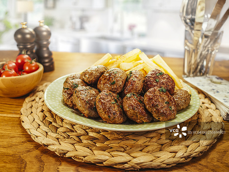 厨房餐桌上的肉丸拼盘图片素材