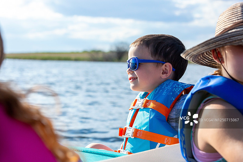 男孩和姐妹在脚踏船上玩耍的特写图片素材