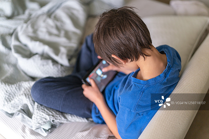 九岁儿童玩手机游戏图片素材
