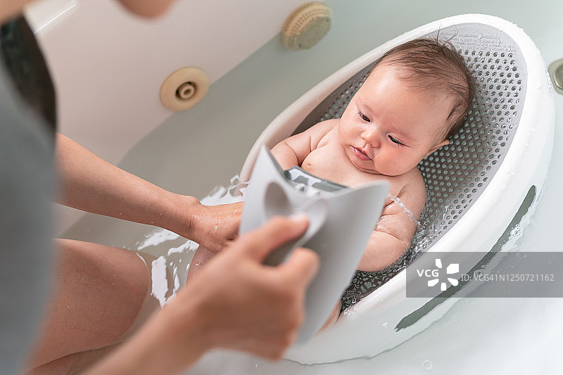 妈妈给混血女婴洗澡图片素材