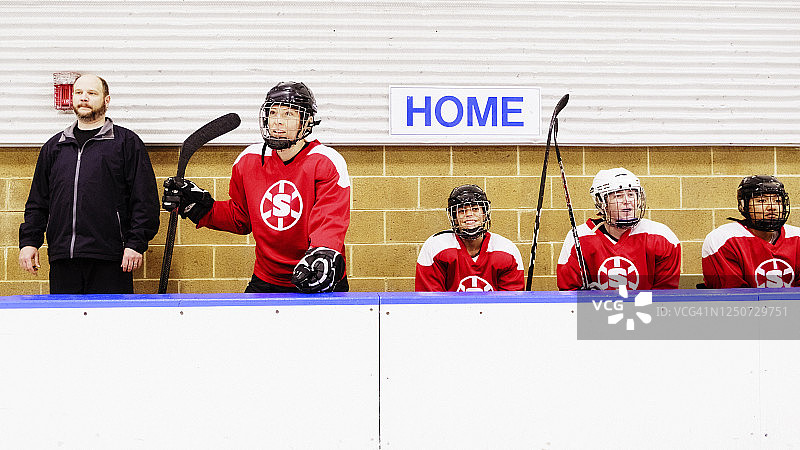 女子冰球队员在替补席上图片素材