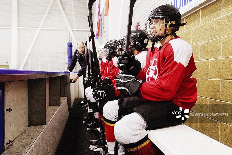 女子冰球队员在替补席上图片素材