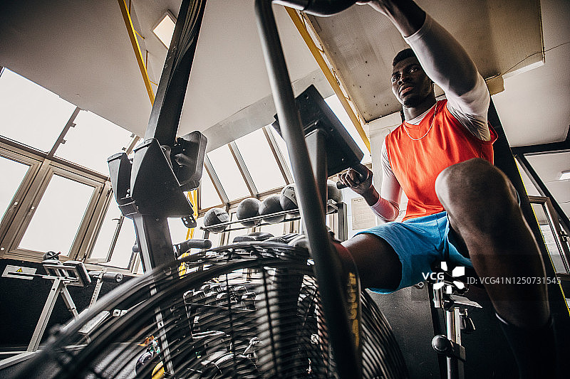 在动感单车上训练的年轻排球运动员图片素材