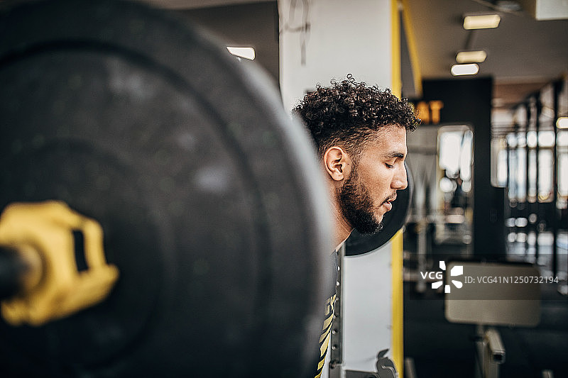 男子排球运动员在健身房进行负重训练图片素材