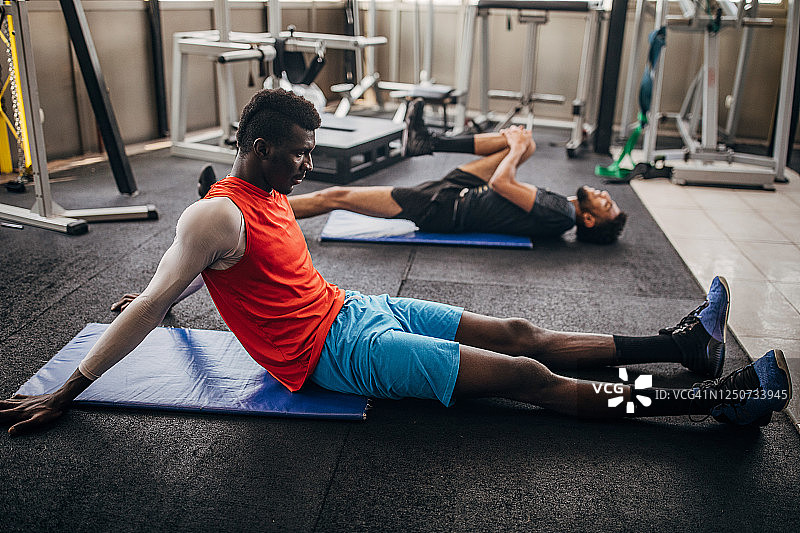 在健身房里伸展身体的男子排球运动员图片素材