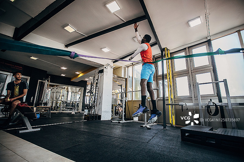 男子排球运动员在健身房进行季前训练图片素材