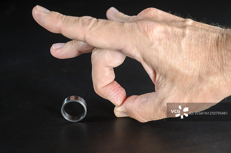 男子弹婚戒的特写图片素材