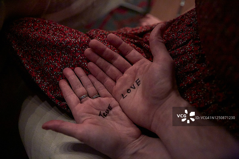 两人用手拼出“真爱”图片素材