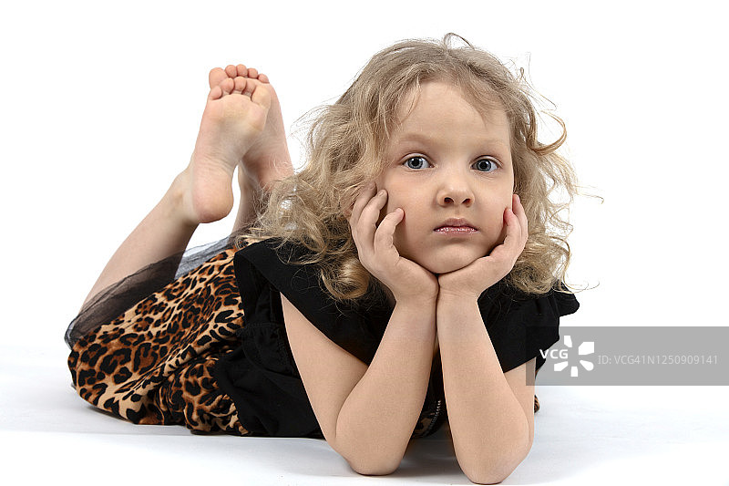 漂亮的蓝眼睛金发小女孩，五岁儿童模特在白色背景上图片素材