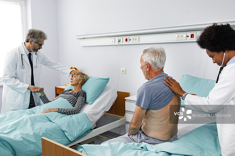 女医生用听诊器检查老年男病人图片素材