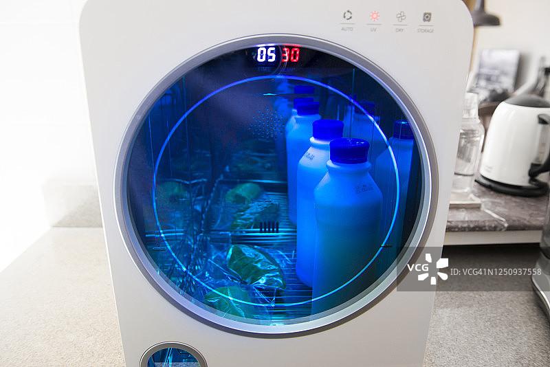 新冠疫情期间用紫外线消毒器给食品杂货消毒图片素材