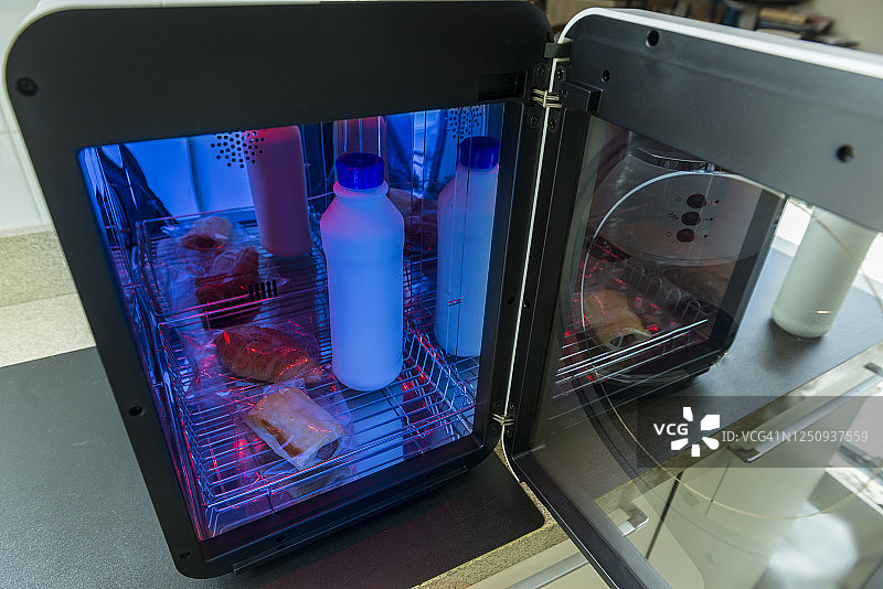 新冠疫情期间用紫外线消毒器给食品杂货消毒图片素材