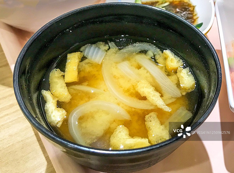 自助餐厅供应的油炸豆腐味噌汤图片素材