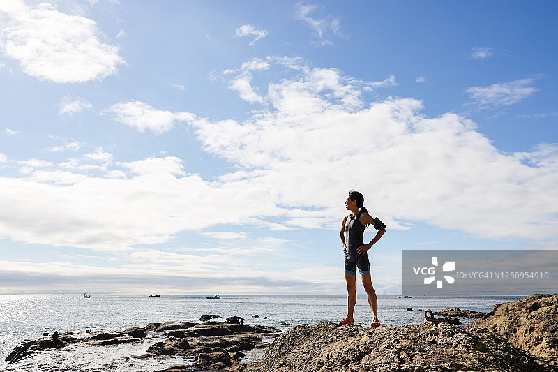 站在悬崖边的女人图片素材